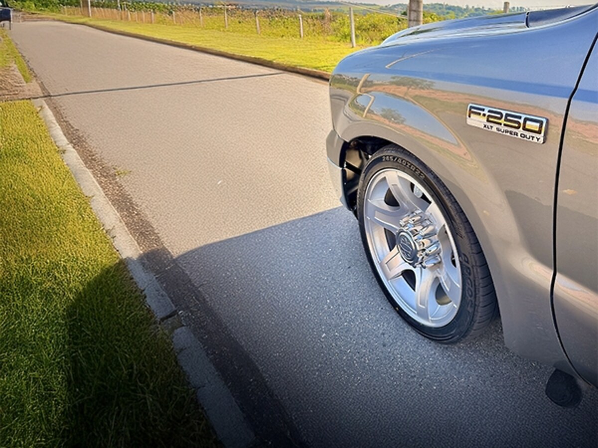 Detalhe da Ford F-250 2001: emblema F250 e roda aro 22