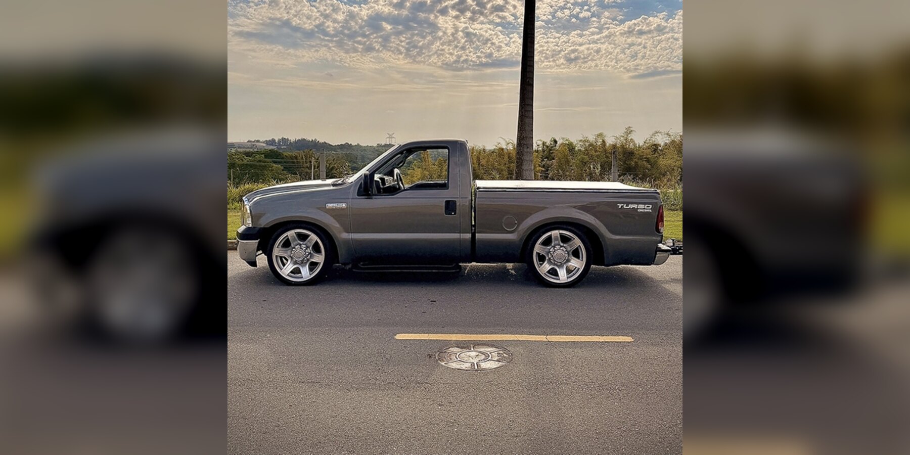 Ford F-250 XLT 2001 grafite rebaixada com rodas aro 22 - prêmio Kit dos Sonhos