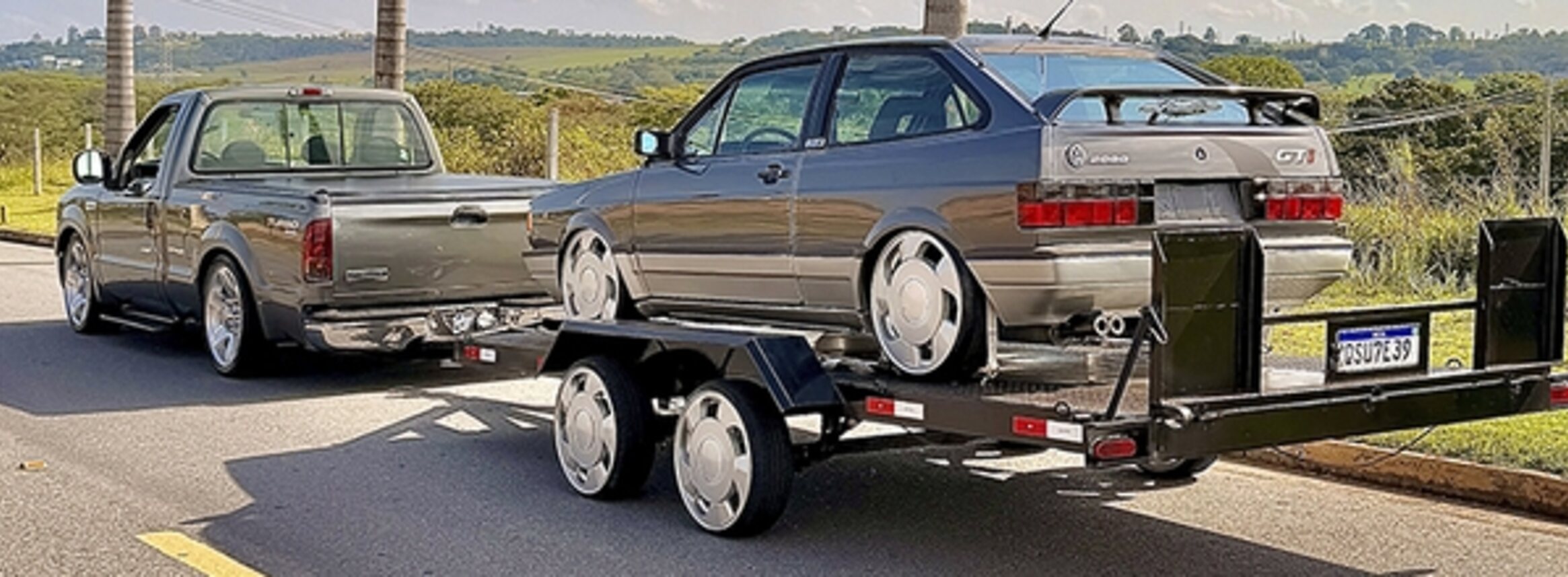 Kit completo: Ford F-250 2001 rebocando o VW Gol GTi 1993 sobre a carretinha